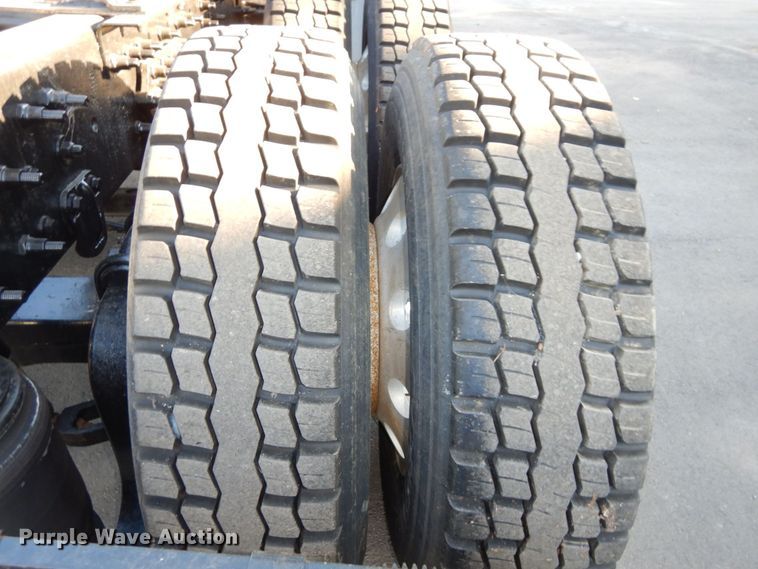 image for item DS1410 1998 Volvo  semi truck