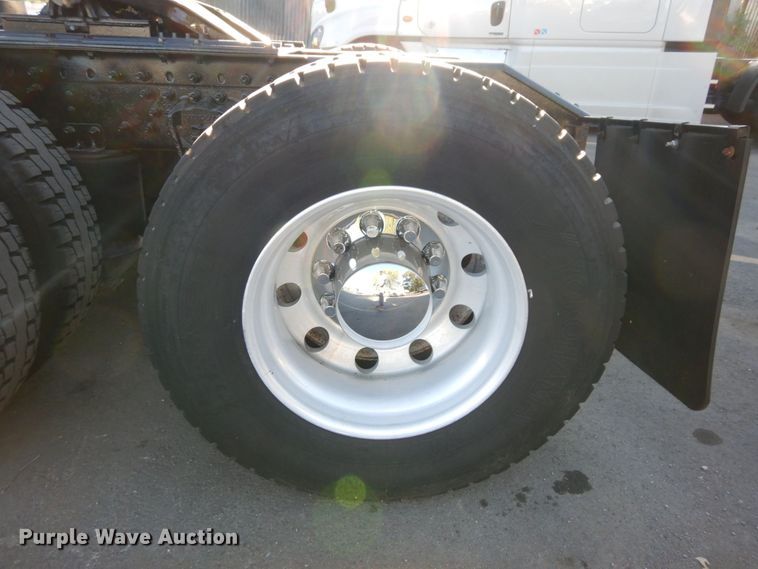 image for item DS1410 1998 Volvo  semi truck