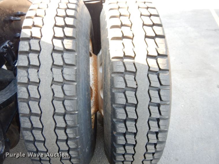 image for item DS1410 1998 Volvo  semi truck