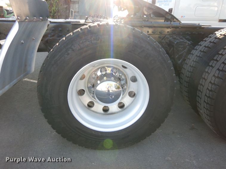 image for item DS1410 1998 Volvo  semi truck