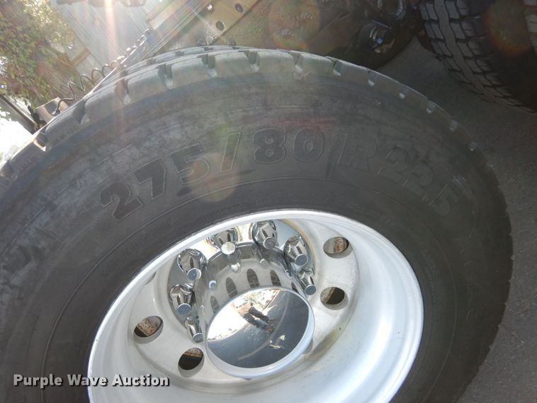 image for item DS1410 1998 Volvo  semi truck