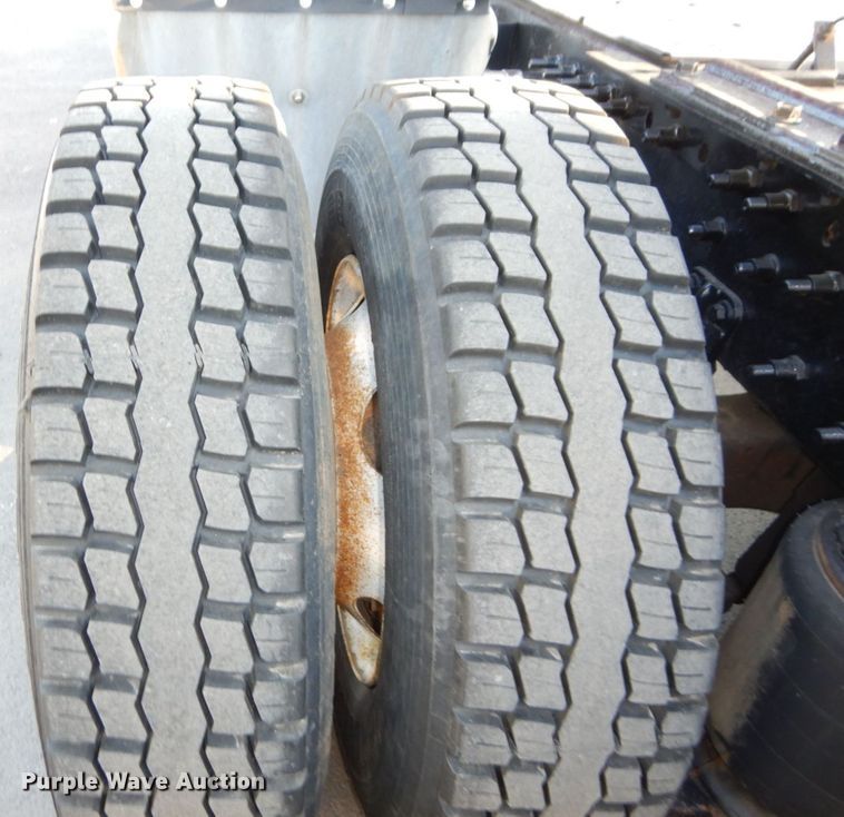 image for item DS1410 1998 Volvo  semi truck