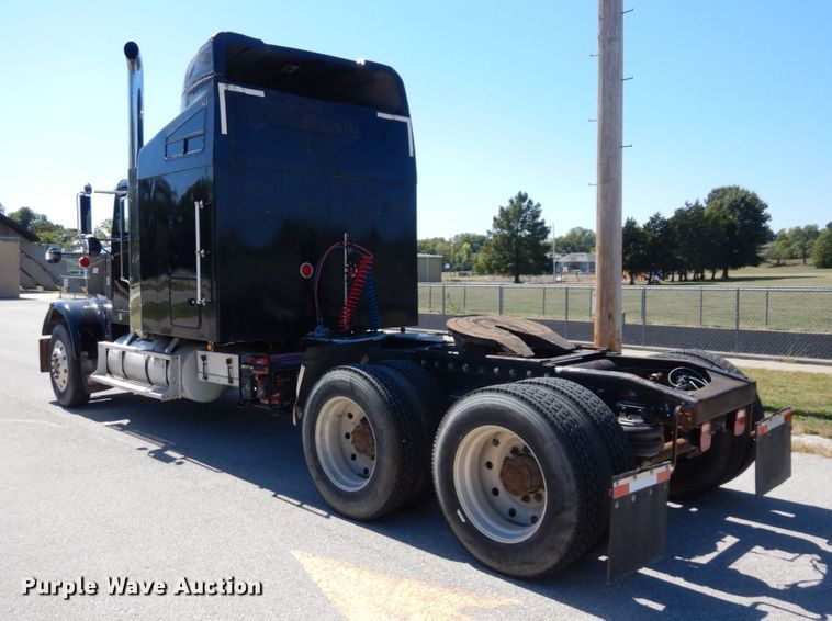 image for item DS1412 1987 Freightliner FLC120  semi truck