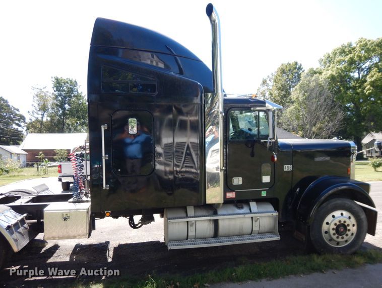 image for item DS1412 1987 Freightliner FLC120  semi truck