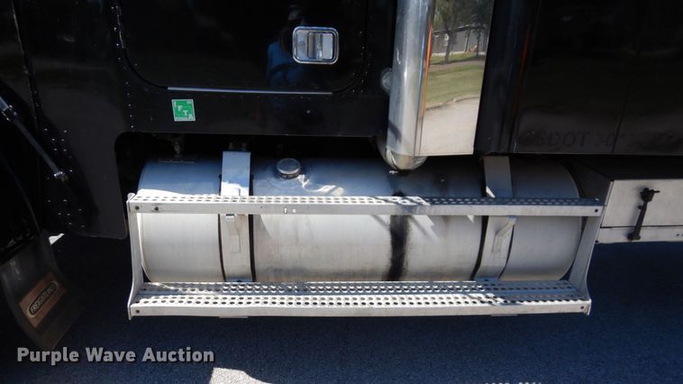 image for item DS1412 1987 Freightliner FLC120  semi truck