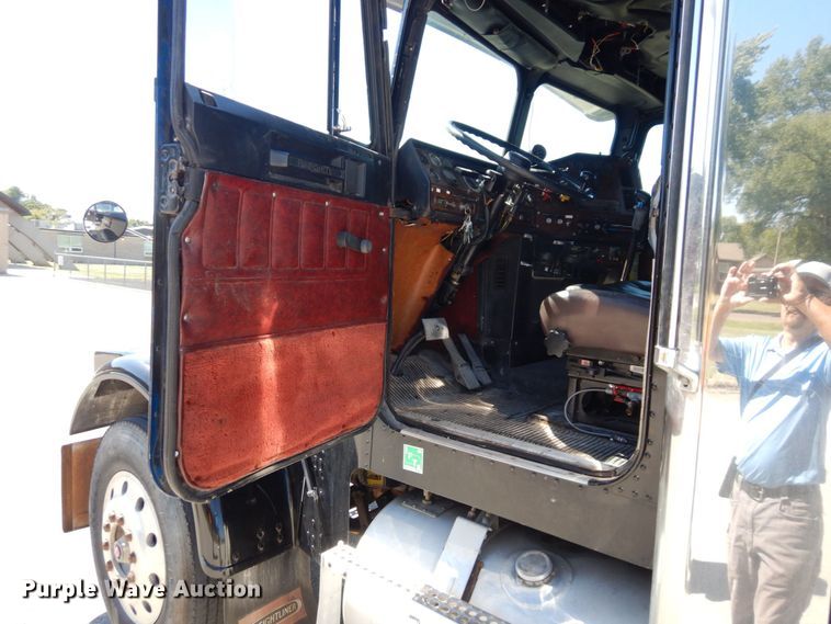 image for item DS1412 1987 Freightliner FLC120  semi truck