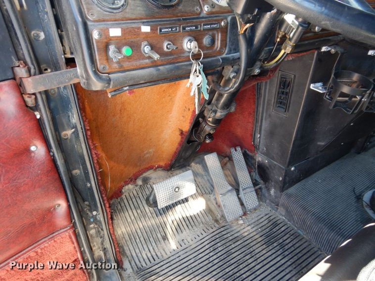 image for item DS1412 1987 Freightliner FLC120  semi truck