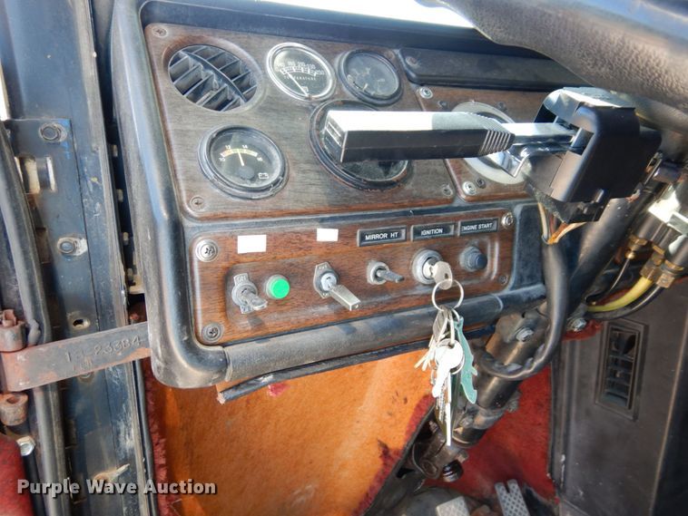 image for item DS1412 1987 Freightliner FLC120  semi truck