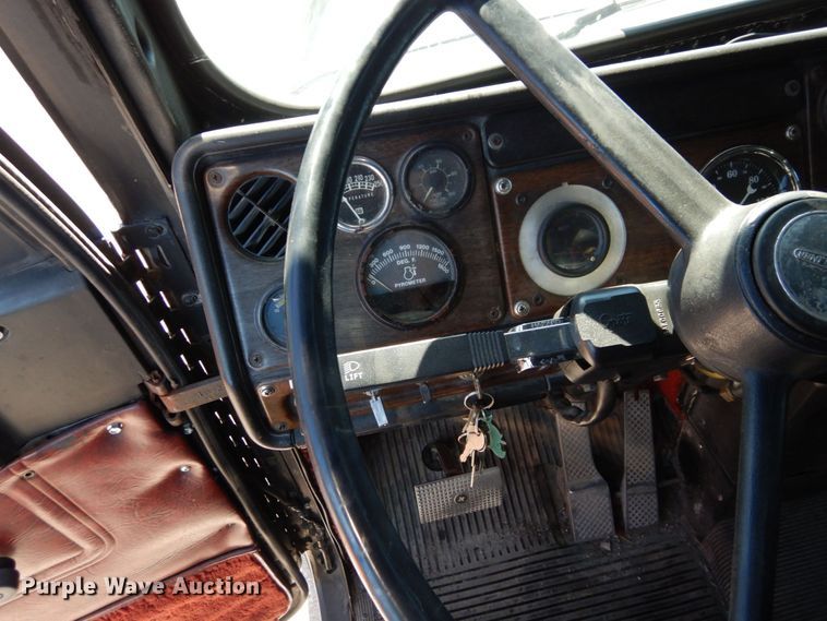 image for item DS1412 1987 Freightliner FLC120  semi truck