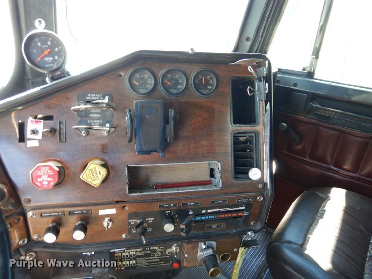 image for item DS1412 1987 Freightliner FLC120  semi truck