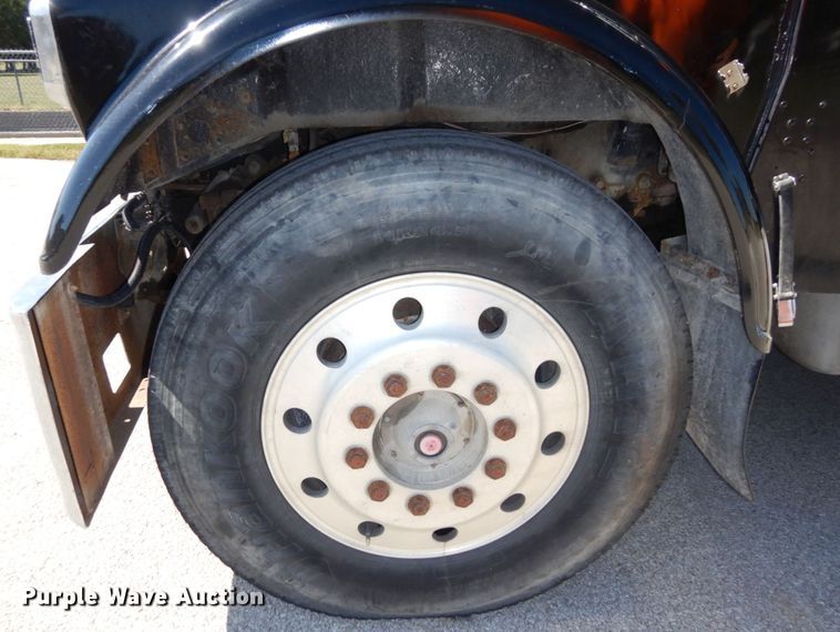 image for item DS1412 1987 Freightliner FLC120  semi truck