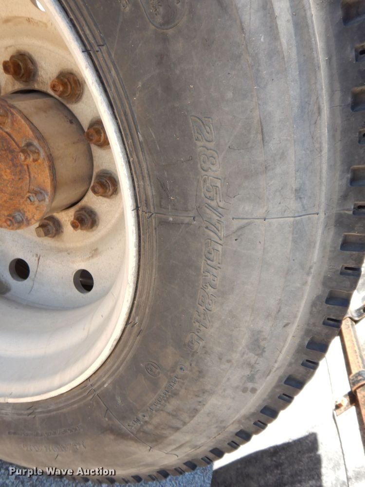 image for item DS1412 1987 Freightliner FLC120  semi truck