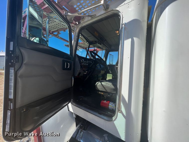 image for item HX9928 2007 Peterbilt 340  car carrier truck