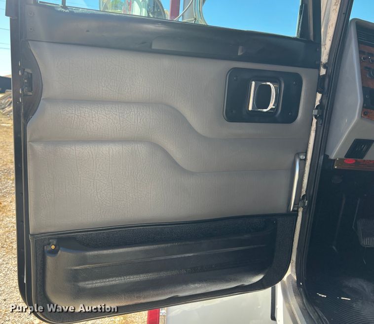 image for item HX9928 2007 Peterbilt 340  car carrier truck