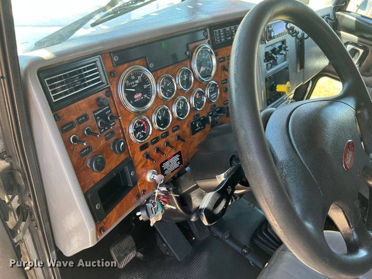 image for item HX9928 2007 Peterbilt 340  car carrier truck