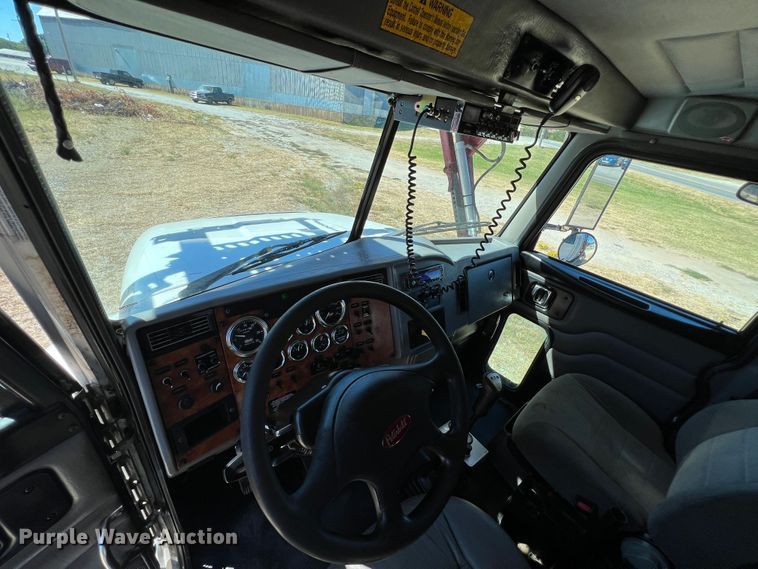 image for item HX9928 2007 Peterbilt 340  car carrier truck