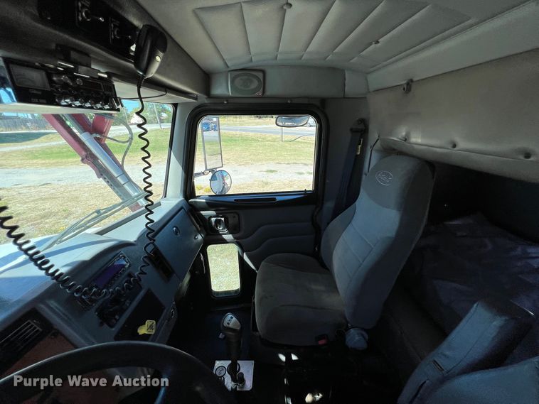 image for item HX9928 2007 Peterbilt 340  car carrier truck