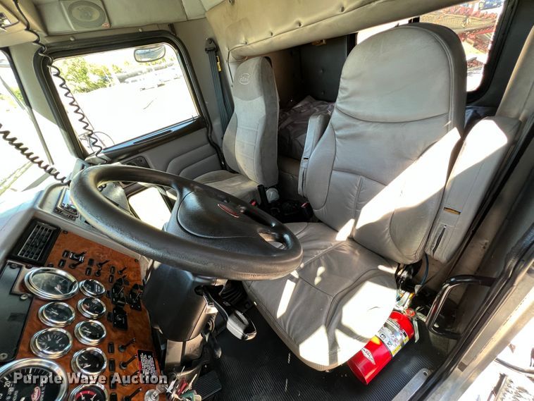 image for item HX9928 2007 Peterbilt 340  car carrier truck