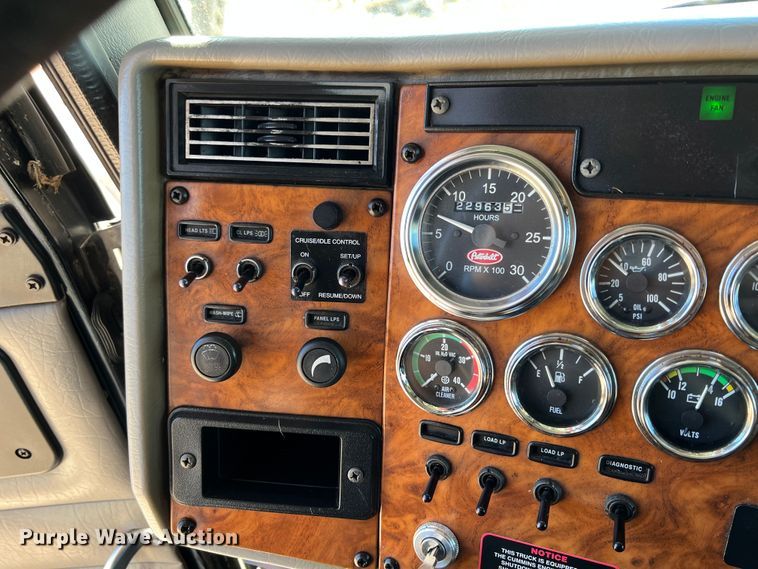 image for item HX9928 2007 Peterbilt 340  car carrier truck