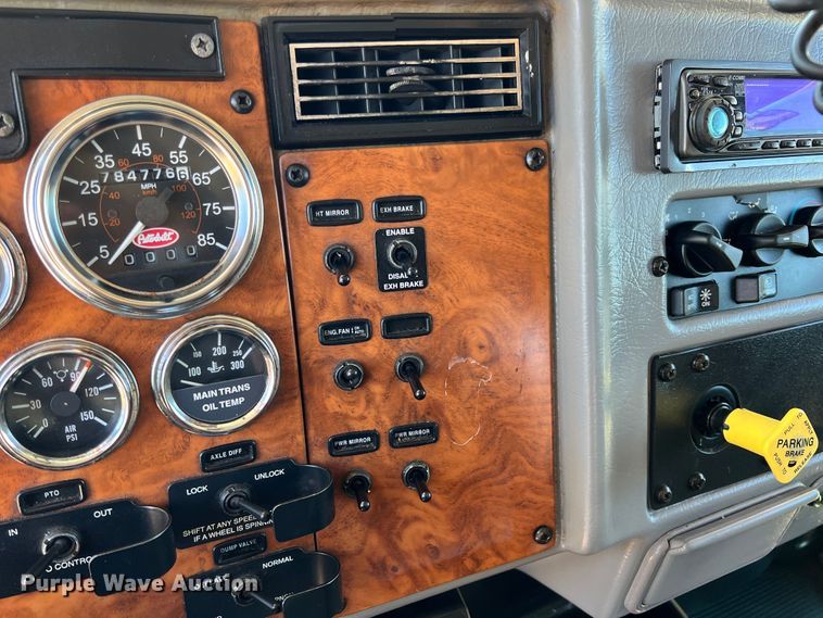 image for item HX9928 2007 Peterbilt 340  car carrier truck