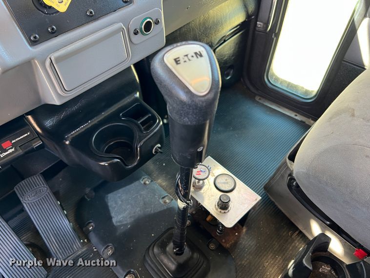 image for item HX9928 2007 Peterbilt 340  car carrier truck