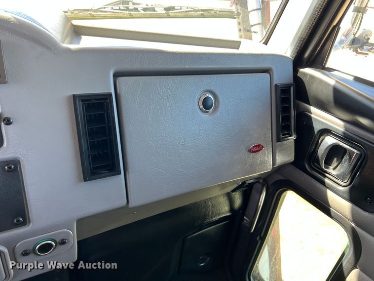 image for item HX9928 2007 Peterbilt 340  car carrier truck