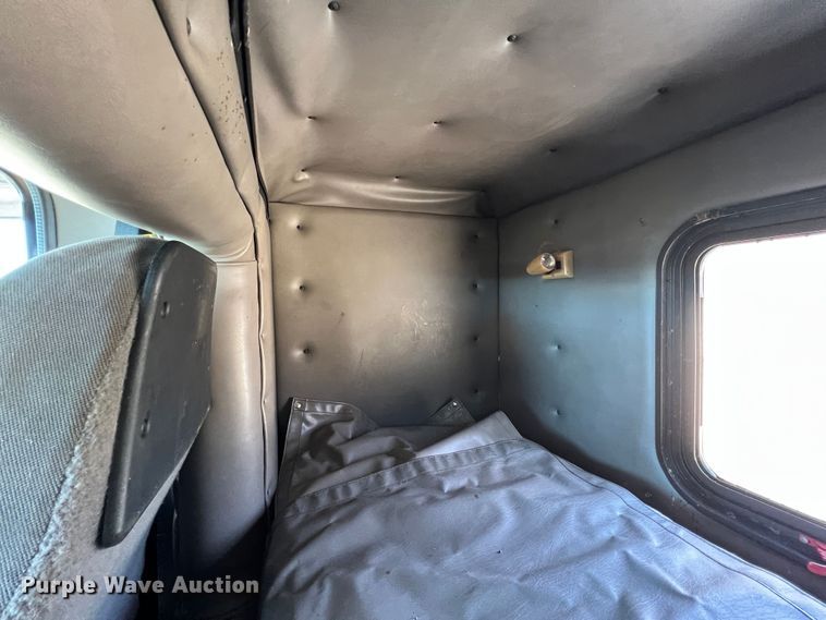 image for item HX9928 2007 Peterbilt 340  car carrier truck