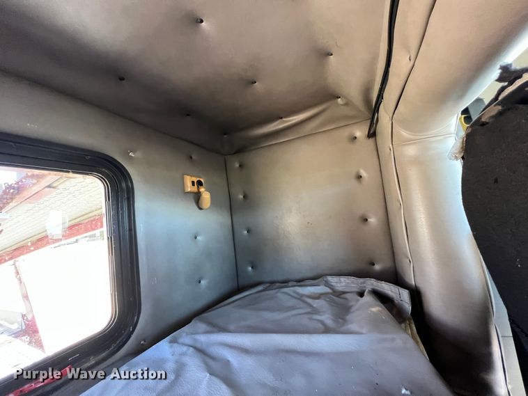 image for item HX9928 2007 Peterbilt 340  car carrier truck