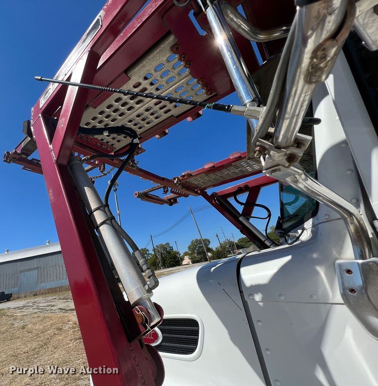 image for item HX9928 2007 Peterbilt 340  car carrier truck