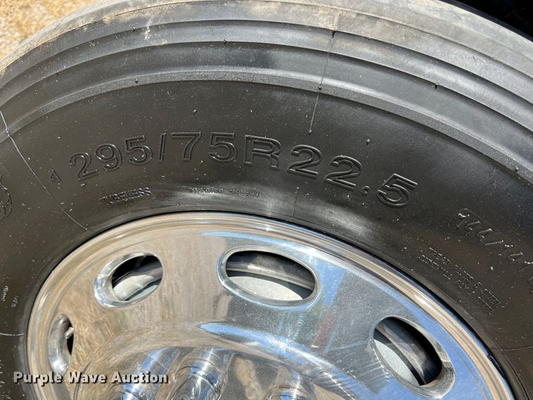 image for item HX9928 2007 Peterbilt 340  car carrier truck