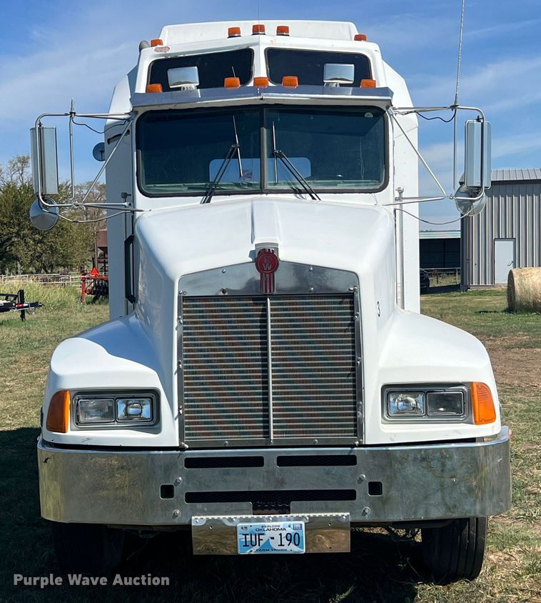 image for item IA9013 1987 Kenworth T600  semi truck