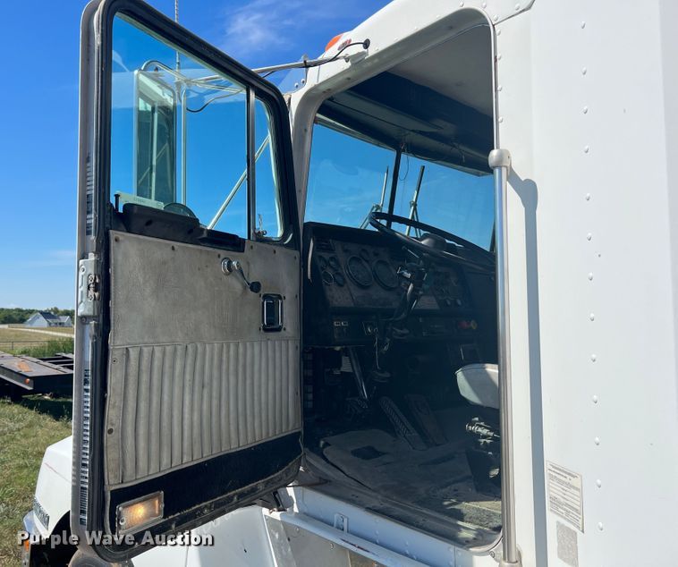 image for item IA9013 1987 Kenworth T600  semi truck