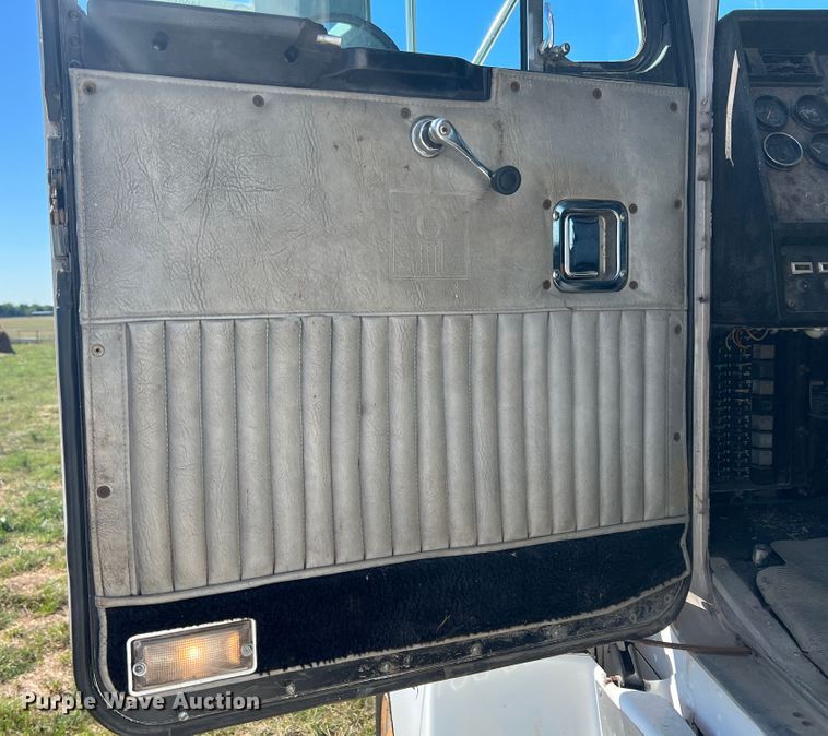 image for item IA9013 1987 Kenworth T600  semi truck