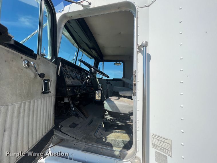 image for item IA9013 1987 Kenworth T600  semi truck