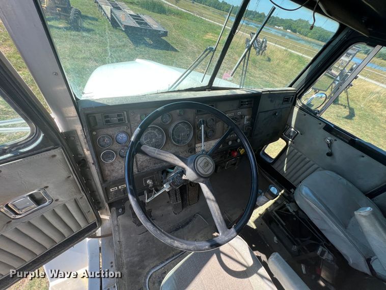 image for item IA9013 1987 Kenworth T600  semi truck