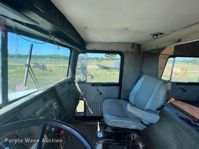 image for item IA9013 1987 Kenworth T600  semi truck