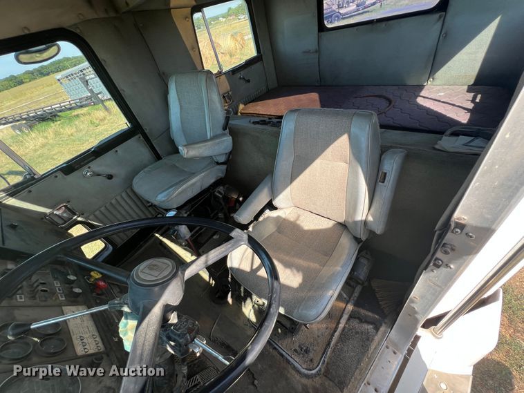 image for item IA9013 1987 Kenworth T600  semi truck