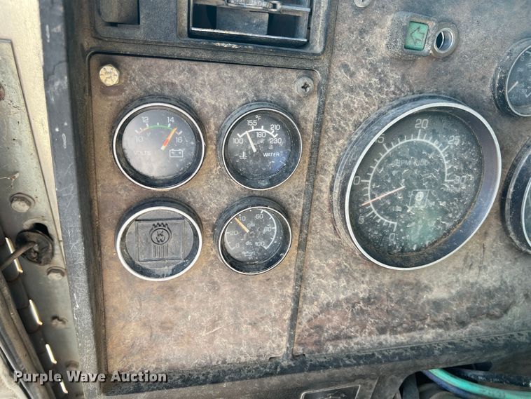 image for item IA9013 1987 Kenworth T600  semi truck