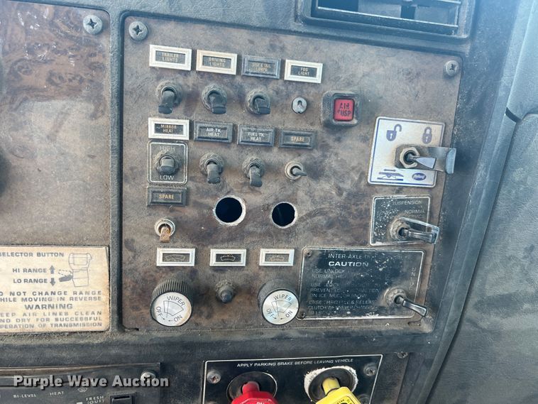 image for item IA9013 1987 Kenworth T600  semi truck