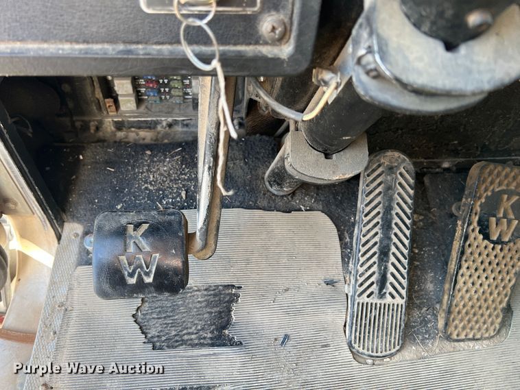 image for item IA9013 1987 Kenworth T600  semi truck