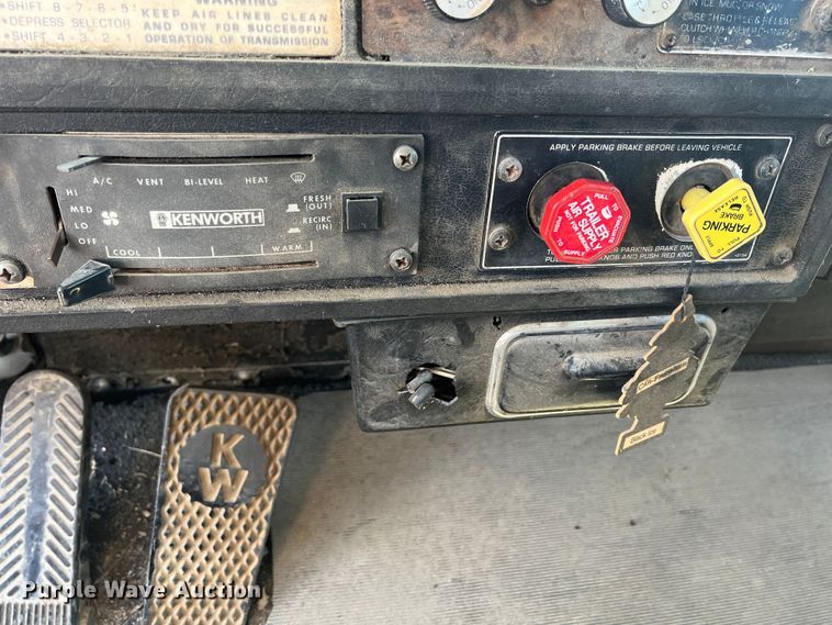 image for item IA9013 1987 Kenworth T600  semi truck