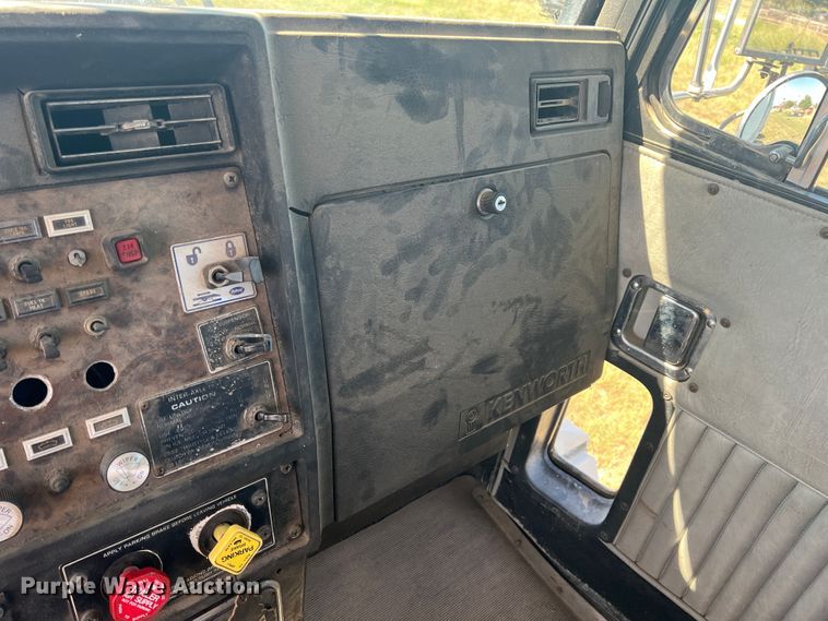 image for item IA9013 1987 Kenworth T600  semi truck