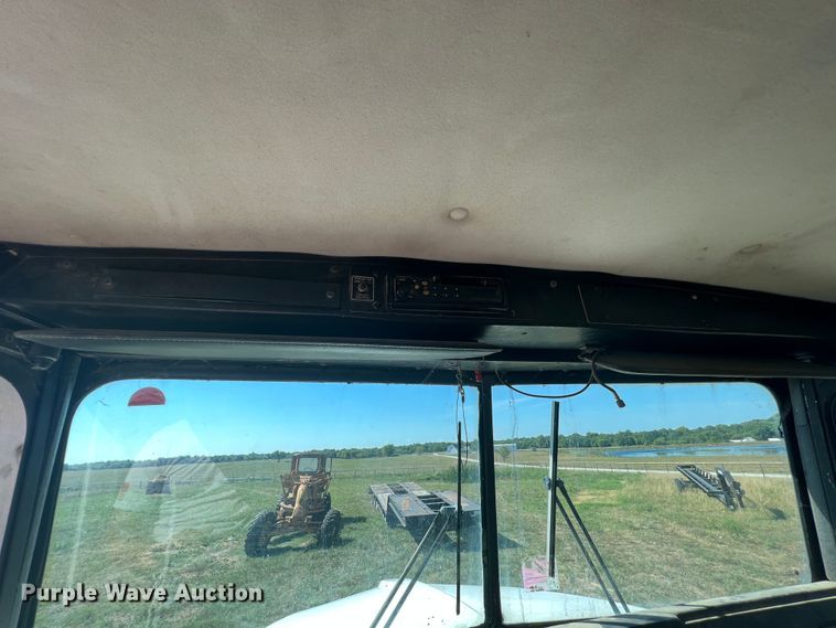 image for item IA9013 1987 Kenworth T600  semi truck