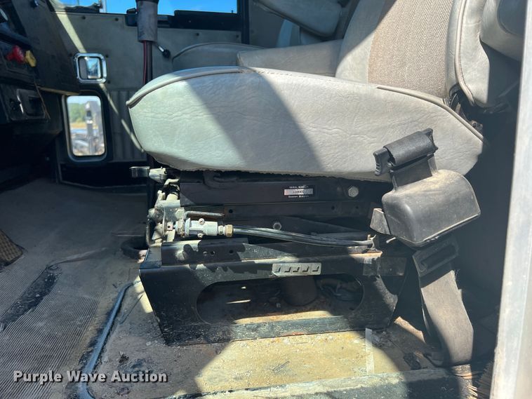 image for item IA9013 1987 Kenworth T600  semi truck