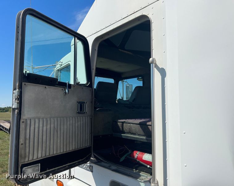 image for item IA9013 1987 Kenworth T600  semi truck