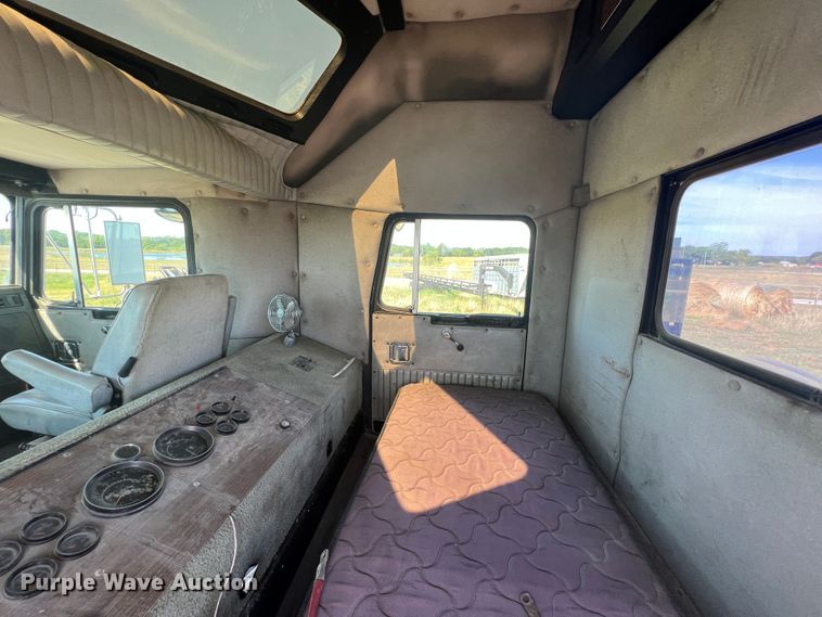 image for item IA9013 1987 Kenworth T600  semi truck