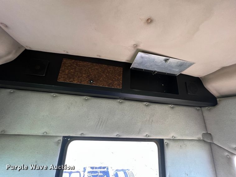 image for item IA9013 1987 Kenworth T600  semi truck