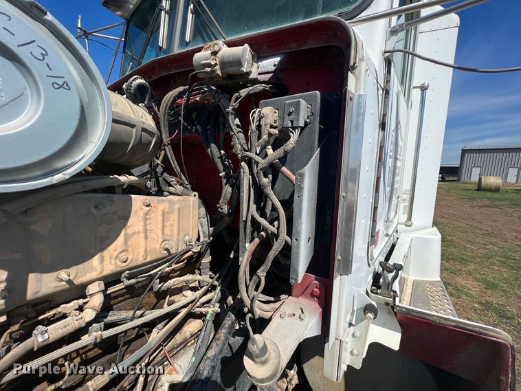 image for item IA9013 1987 Kenworth T600  semi truck