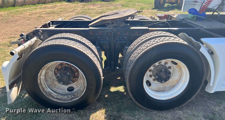 image for item IA9013 1987 Kenworth T600  semi truck