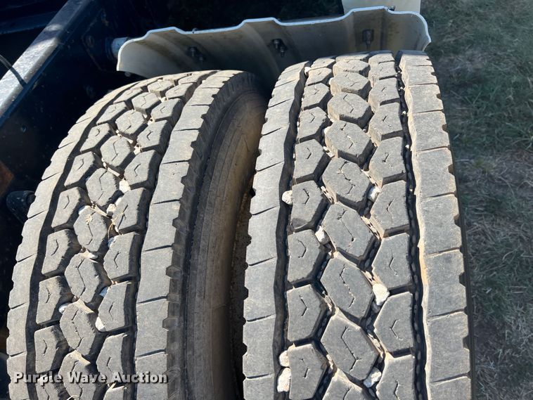 image for item IA9013 1987 Kenworth T600  semi truck